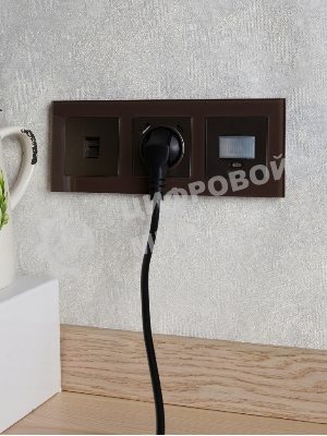 Рамка 3-местная IEK BRITE РУ-3-2-БрТБ стекло темная бронза