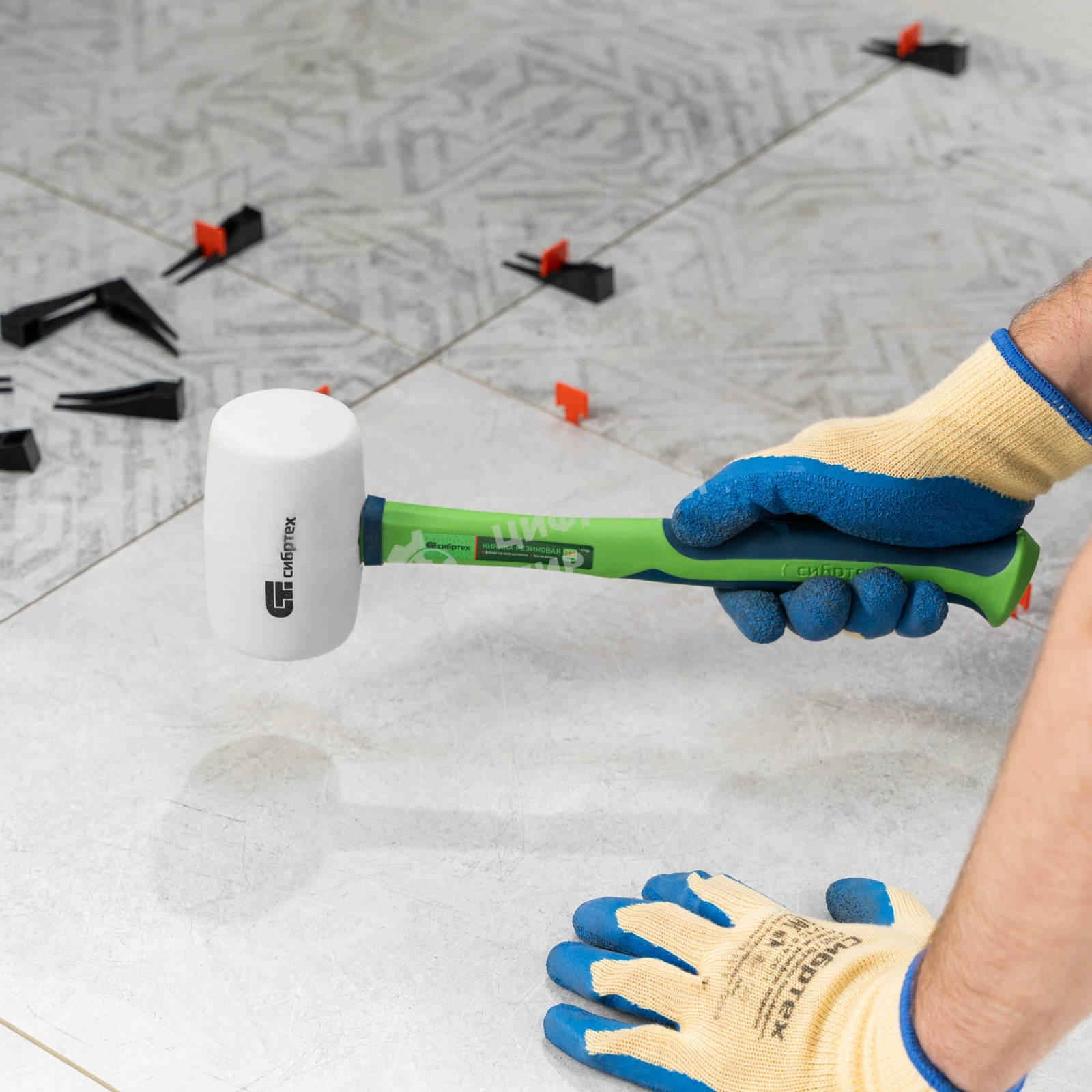 Киянка резиновая Сибртех 680 г, белая резина, фибергласовая рукоятка