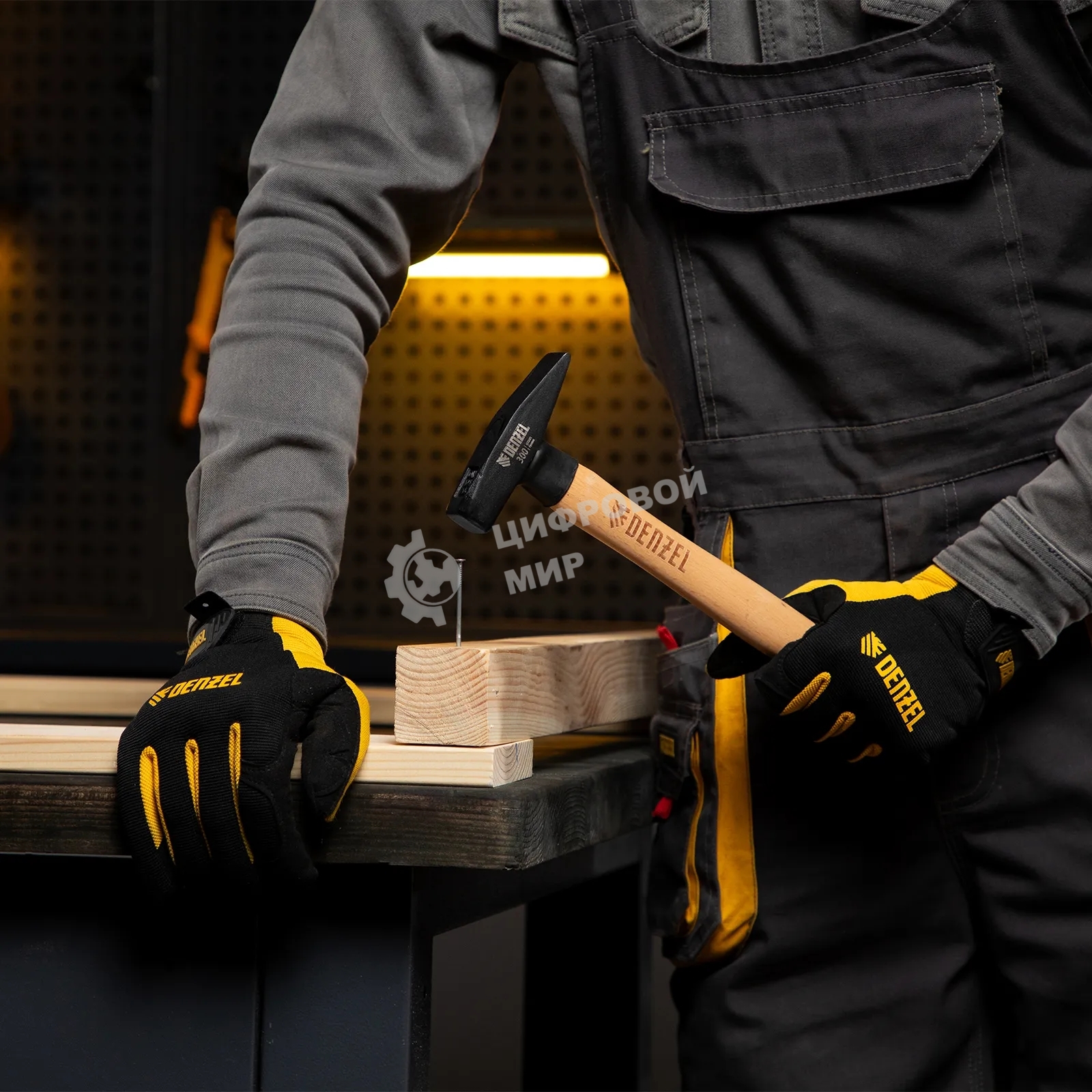 Молоток слесарный Denzel 300 г, кованый квадратный боек, буковая рукоятка