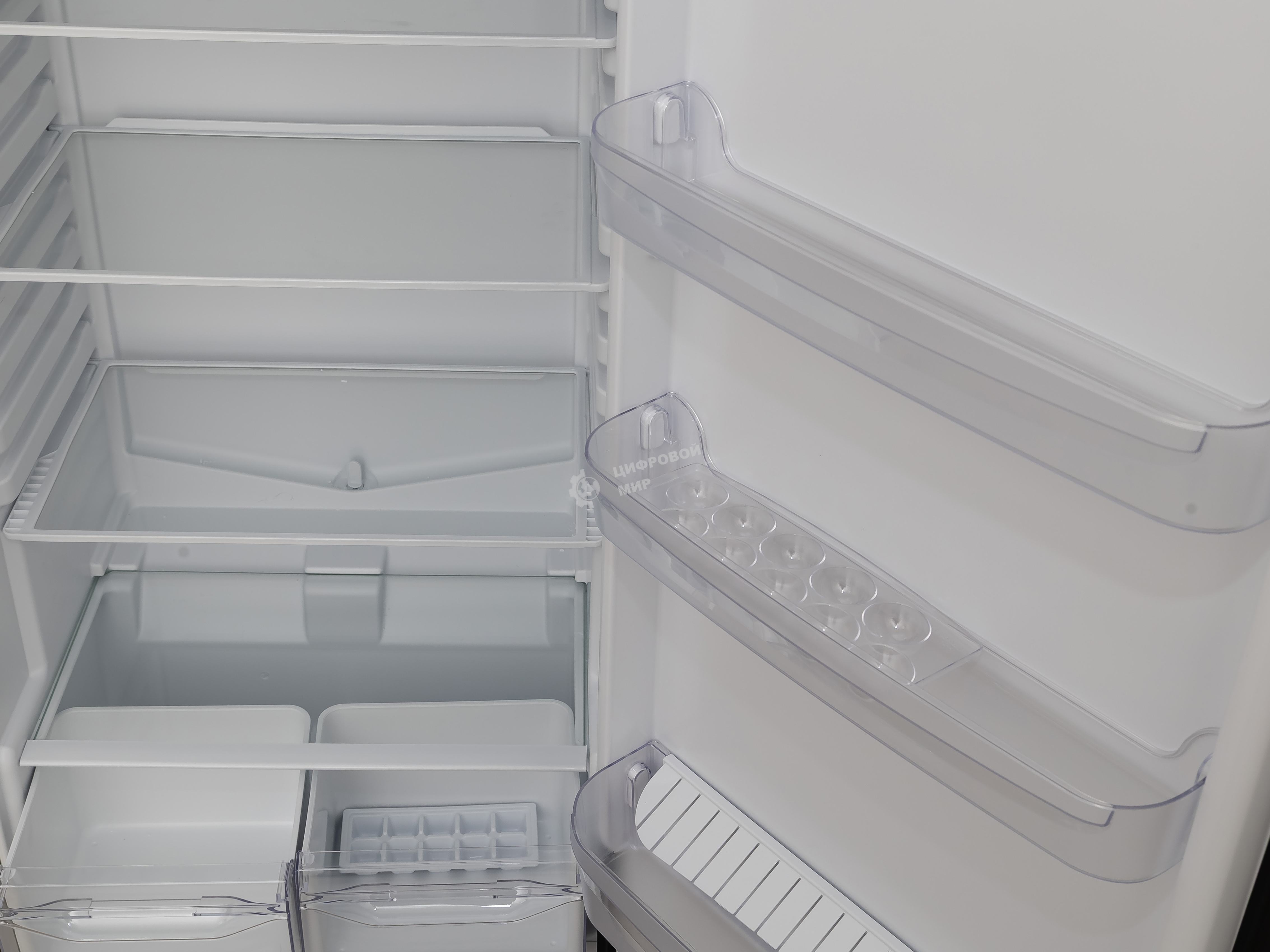 Холодильник Indesit TIA 16 NG серый/черный двухкамерный 245/51 л морозилка сверху, капельная система