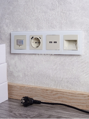 Рамка 4-местная IEK BRITE РУ-4-2-БрБ (BR-M42-G-K01) стекло белый