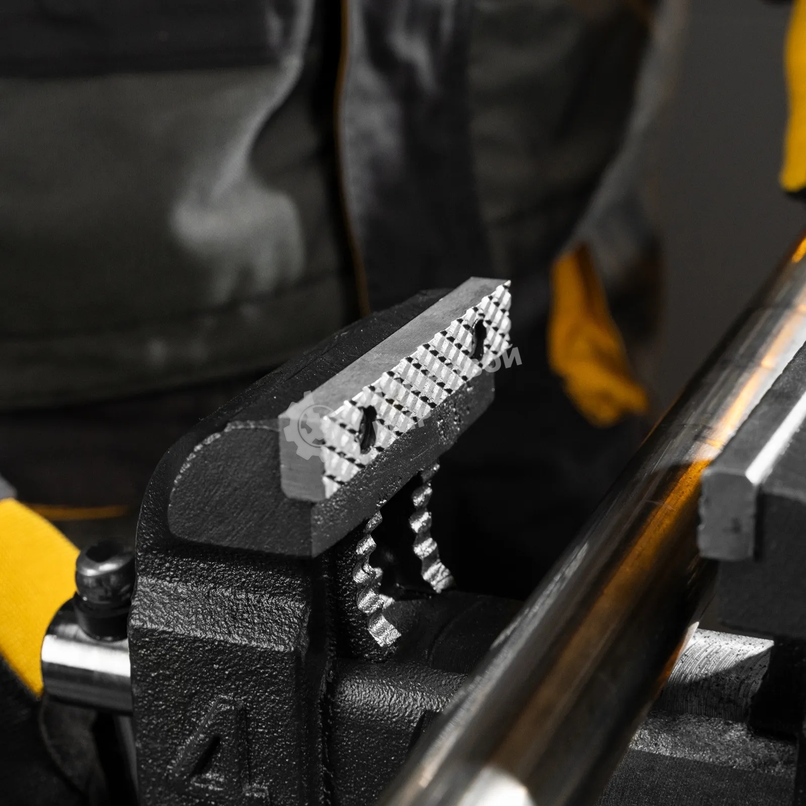 Тиски слесарные Denzel BVH-100 100 мм, поворотные, стальная направляющая, с наковальней