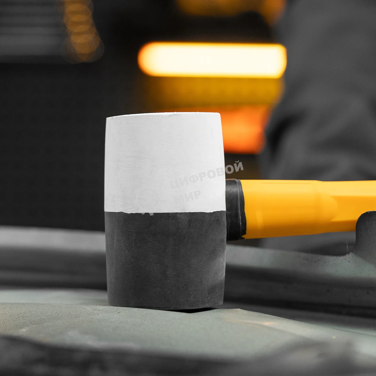 Киянка резиновая Denzel 225 г, черно-белая, фибергласовая рукоятка c TPR покрытием