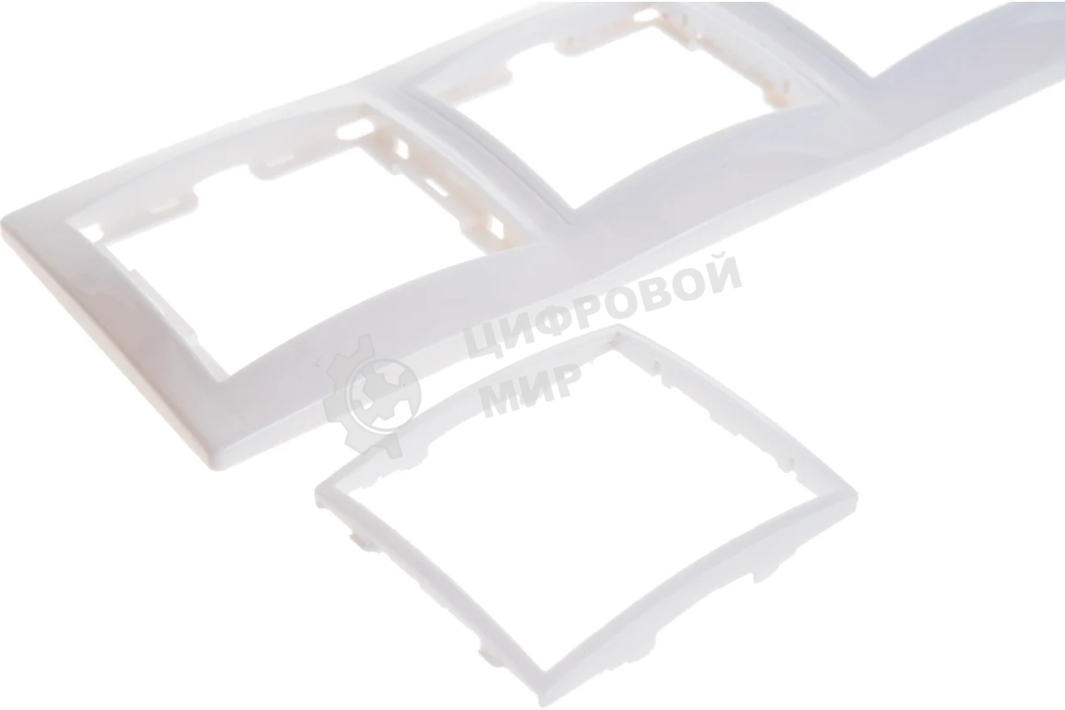 Рамка Iek EMK30-K01-DM РГ-3-КБ 3местн. горизонт. КВАРТА (белый)