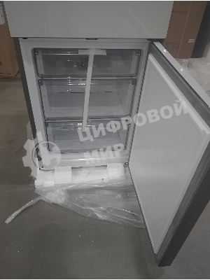 (Поврежденный товар) Холодильник Samsung RB38C7B6D12/EF белый [См.описание!]