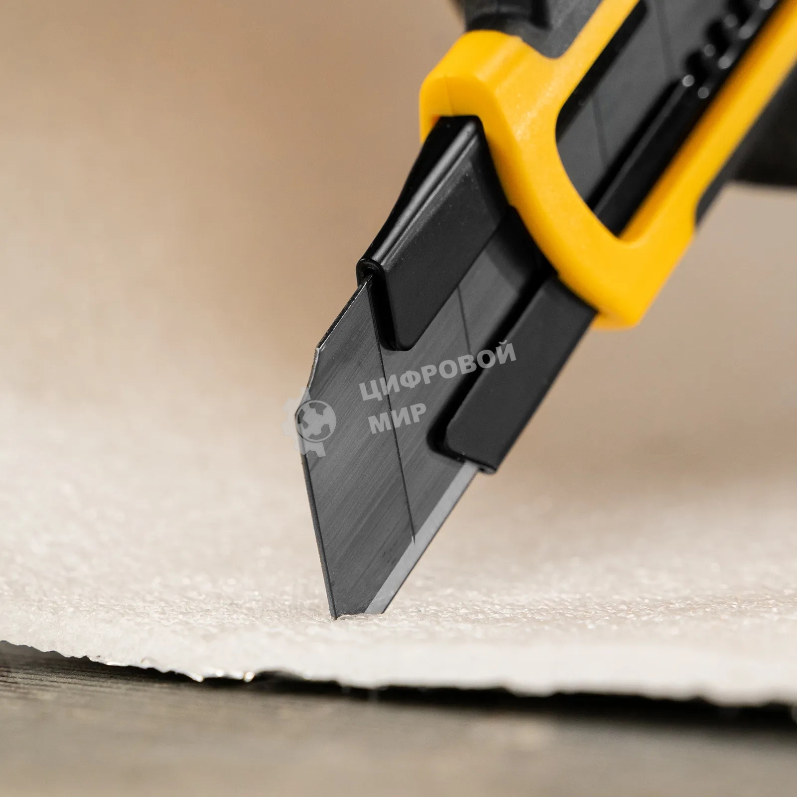 Нож Denzel 25 мм, сменное лезвие, SK4, корпус из ABS + TPR, торцевой зажим