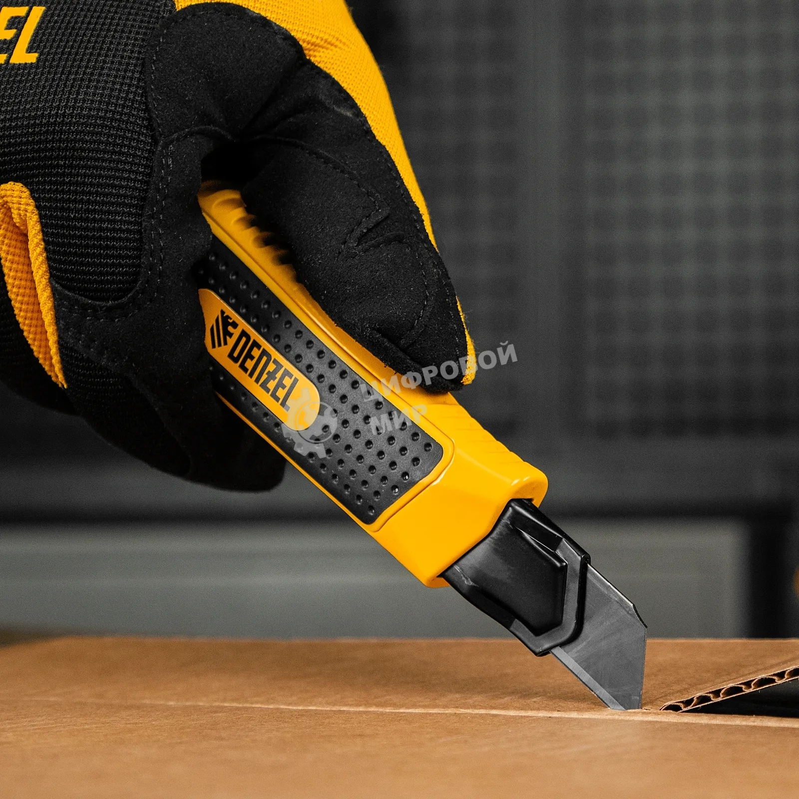 Нож Denzel 18 мм, сменное лезвие, SK4, корпус из цинкового сплава + TPR, торцевой зажим