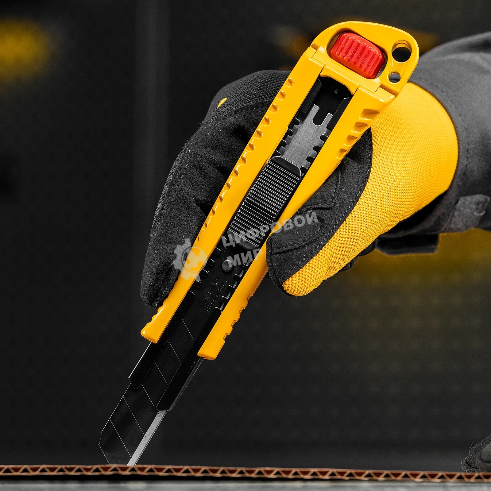 Нож Denzel 18 мм, сменное лезвие, SK4, корпус из цинкового сплава + TPR, торцевой зажим