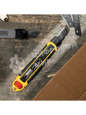 Нож Denzel 18 мм, сменное лезвие, SK4, корпус из ABS + TPR, торцевой зажим