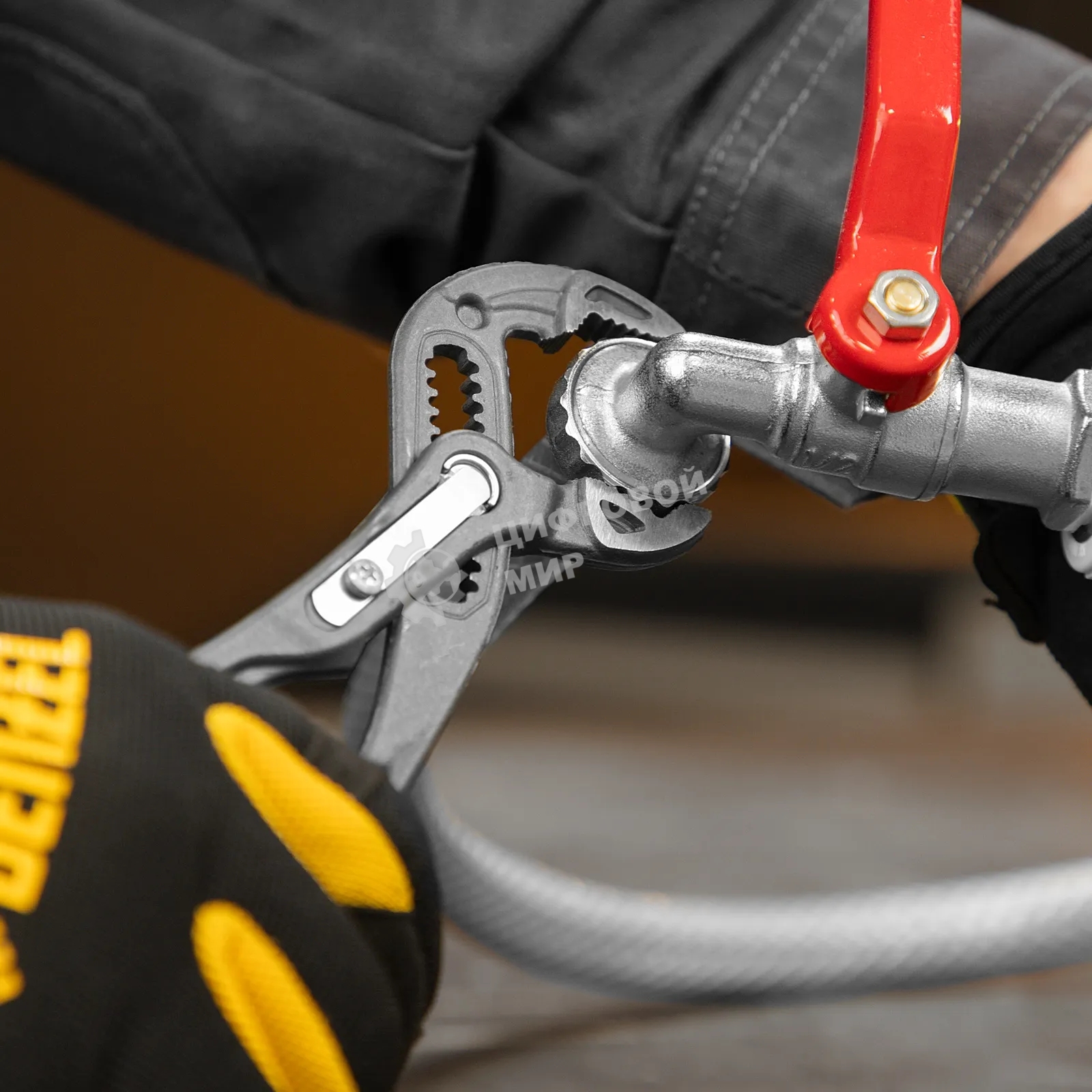 Клещи переставные Denzel кнопочный механизм, обливные рукоятки, 180 мм