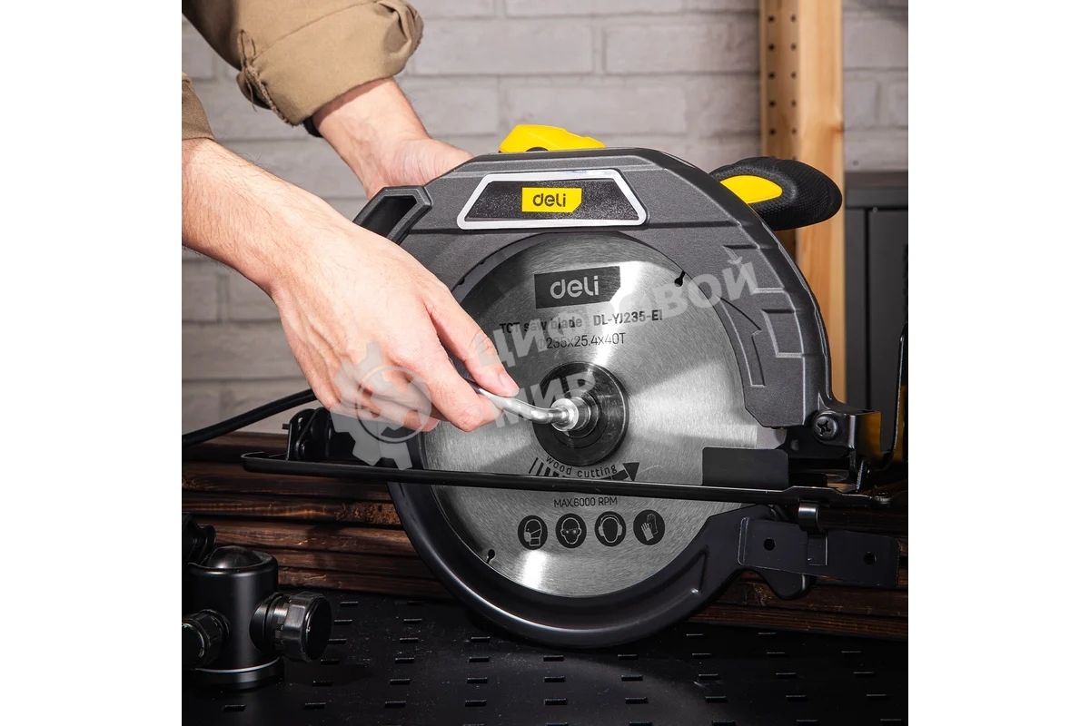 Циркулярная пила Deli DL-YJ235-E1 (2200Вт, 4200об/мин, диаметр диска 235мм)