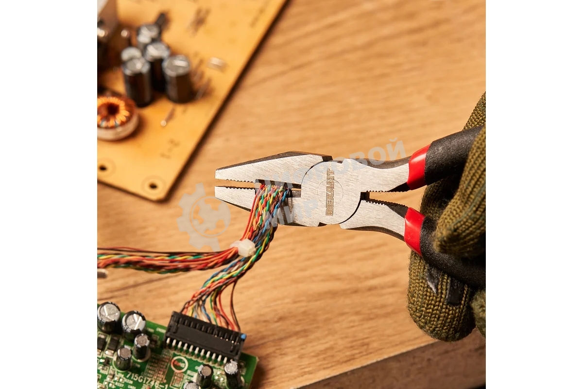 Плоскогубцы комбинированные Rexant 160 мм, обливные рукоятки