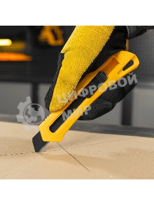 Нож Denzel 18 мм, сменное лезвие, SK4, облегченный корпус, нажимной фиксатор