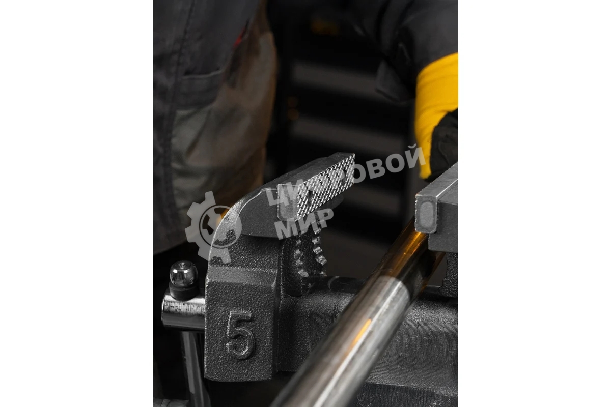 Тиски слесарные Denzel BVH-125, 125 мм, поворотные, стальная направляющая, с наковальней