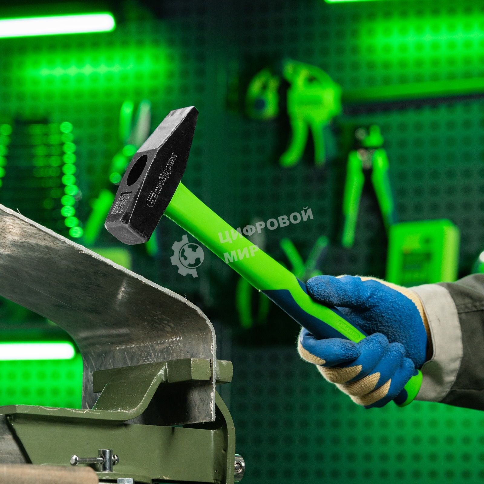 Молоток слесарный Сибртех 800 г, фибергласовая обрезиненная рукоятка