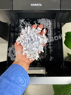 Шредер Heleos АП37-4 черный/серебристый с автоподачей (секр.P-4) фрагменты 220лист. 37лтр. скрепки скобы пл.карты