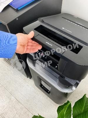 Шредер Heleos АП37-4 черный/серебристый с автоподачей (секр.P-4) фрагменты 220лист. 37лтр. скрепки скобы пл.карты