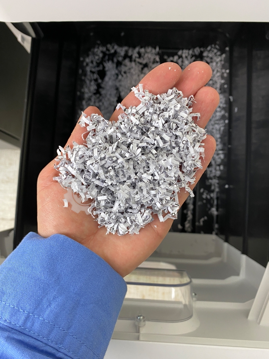 Шредер Heleos АП37-5 белый/белый с автоподачей (секр.P-5) фрагменты 220лист. 37лтр. скрепки скобы пл.карты