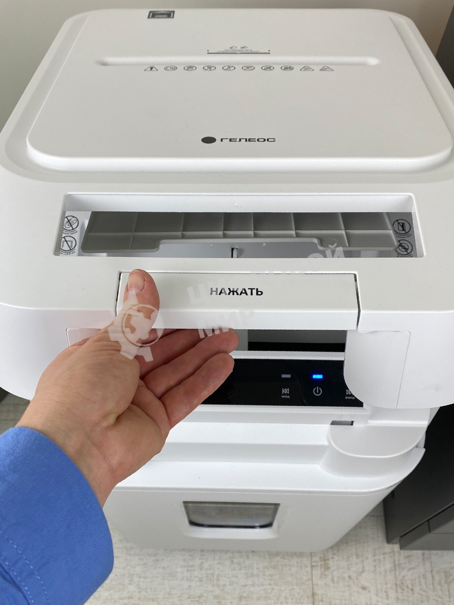 Шредер Heleos АП37-5 белый/белый с автоподачей (секр.P-5) фрагменты 220лист. 37лтр. скрепки скобы пл.карты