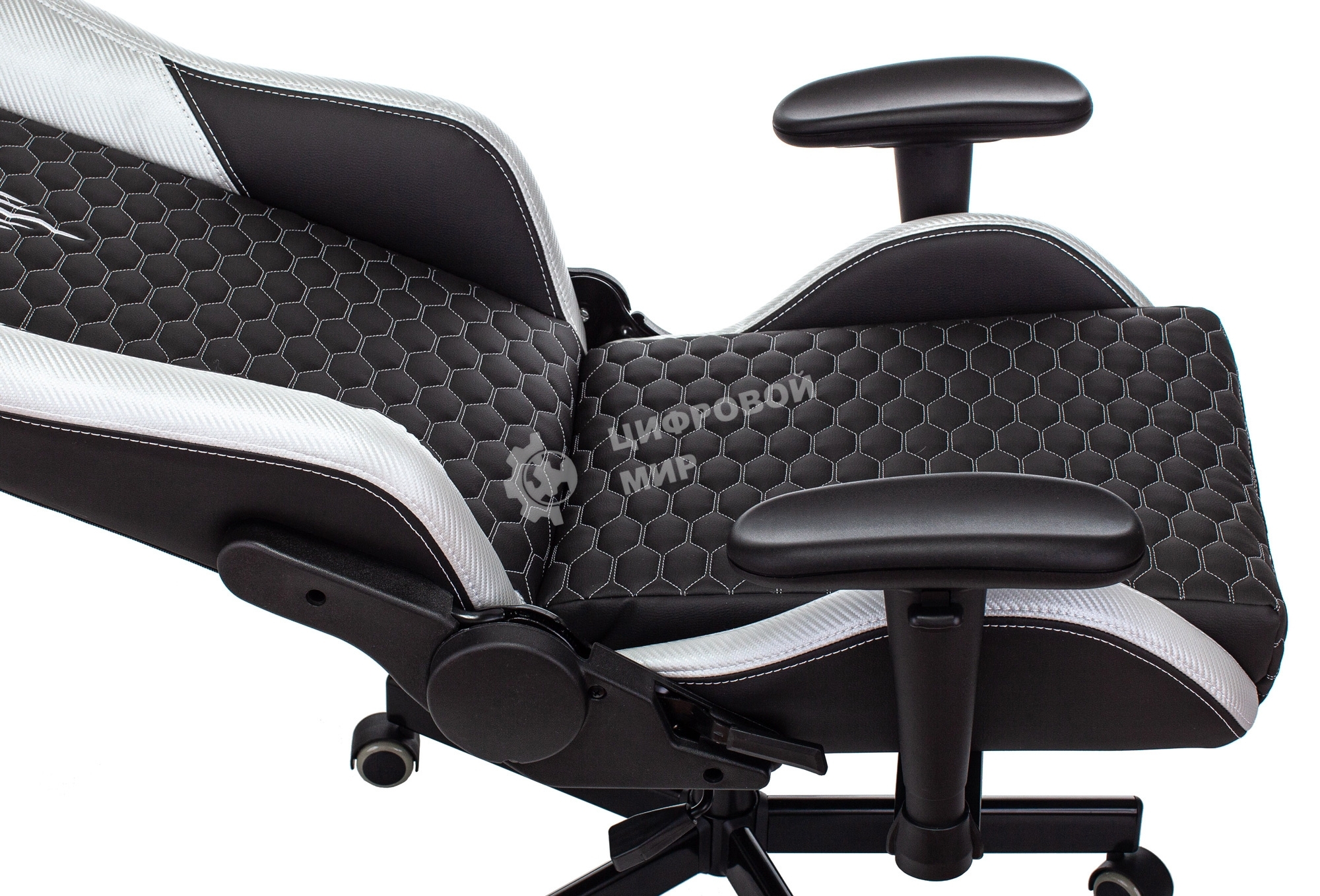 Кресло игровое Knight Neon черный/серебряный соты эко.кожа с подголов. крестовина металл