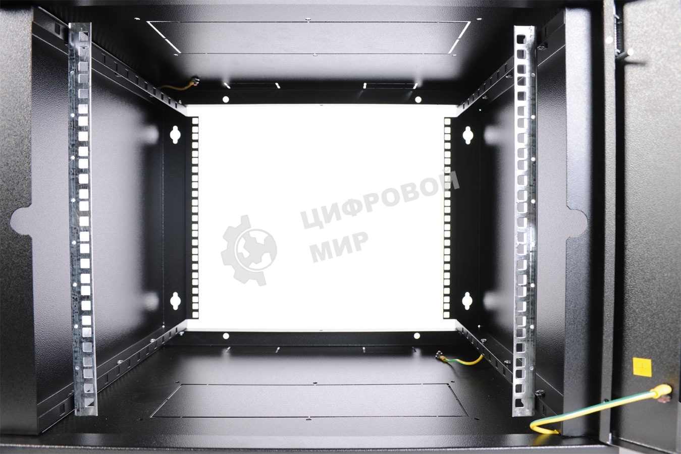 Шкаф телеком. ЦМО настенный разборный 18U (600х650) дверь стекло, черный