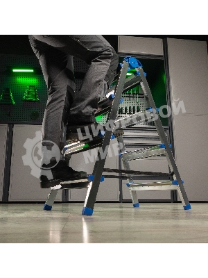 Стремянка двухсторонняя Сибртех 4 ст., сталь профиль, стальные ступени