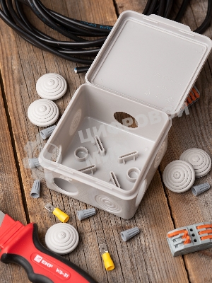 Коробка распределительная EKF КМР-030-031 с крышкой наружная (85х85х40) 8 мембр. вводов IP55