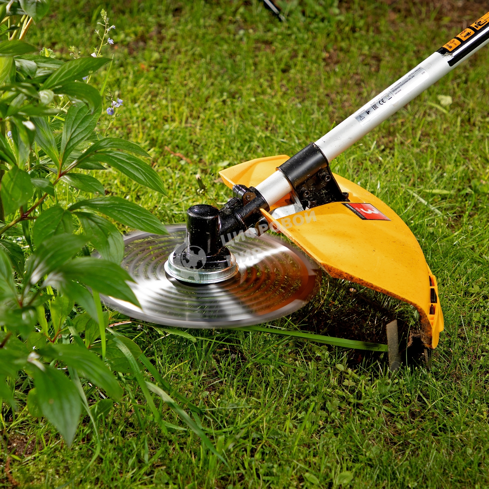 Триммер бензиновый Denzel DT 43S 43см3 2.5 лс. разъемная штанга состоит из 2 частей