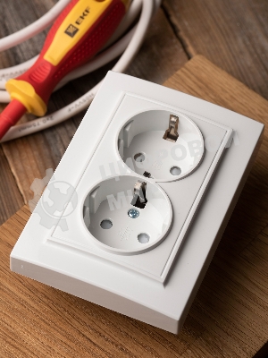 Розетка 2-ая, с/з,со шторками, 16А, СП Basic Минск белый