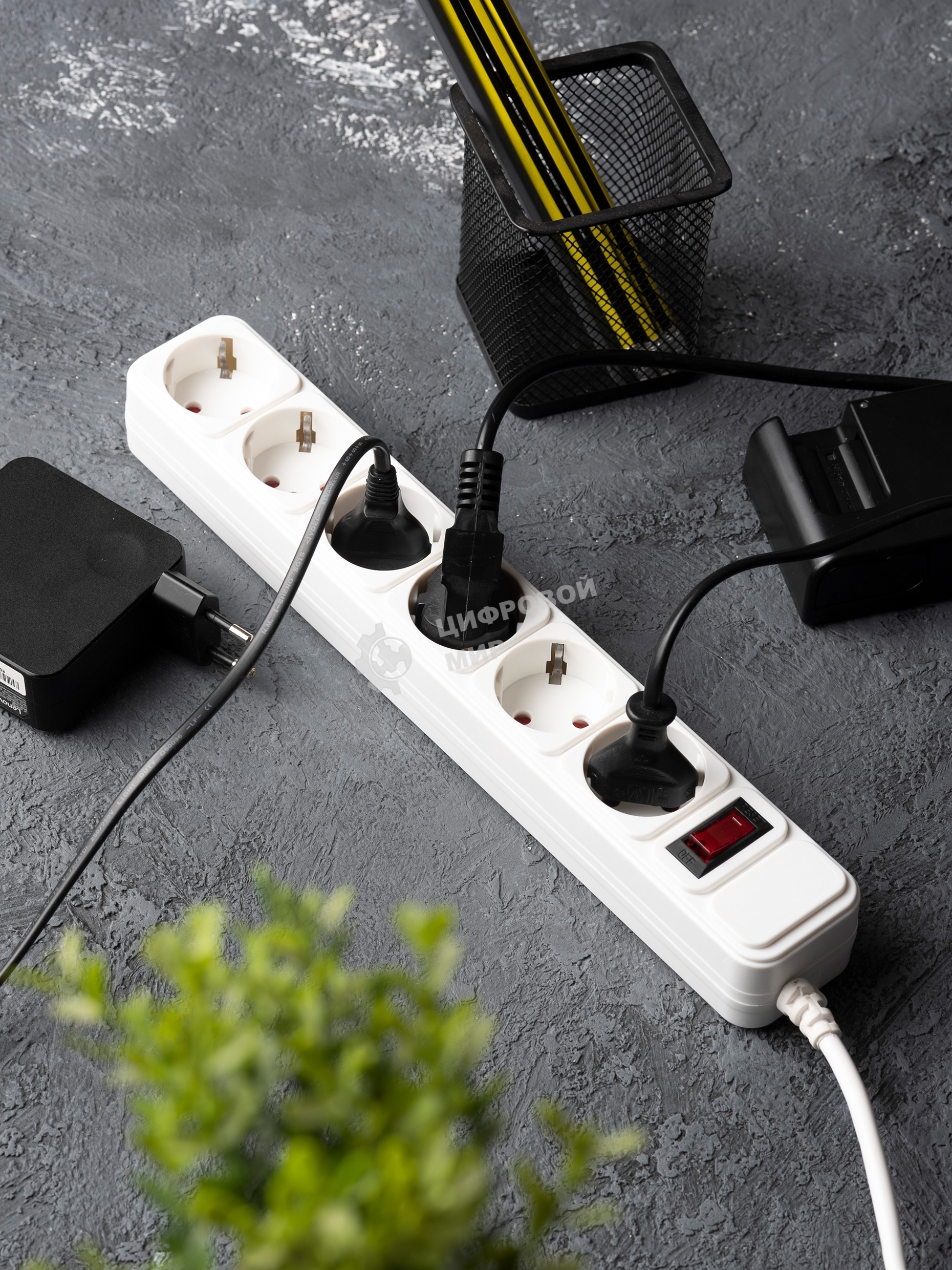 Сетевой фильтр EKF UFP10-375-6-03 6x3 м 10А/2,2 кВт с выкл. c/з ПВС 3х0,75 Блокбастер EKF PROxima