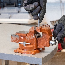 Тиски слесарные Sparta 100мм поворотные с наковальней