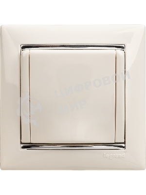 Розетка Valena с заземлением с крышкой (белая)