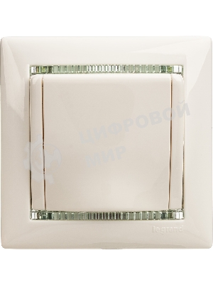 Розетка Valena с заземлением с крышкой (белая)