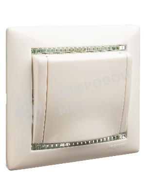 Розетка Valena с заземлением с крышкой (белая)