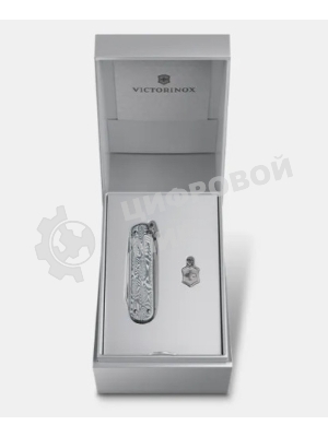 Нож перочинный Victorinox Classic Brilliant Carbon (0.6221.90) 58мм 5 функций черный/серебристый подар.коробка