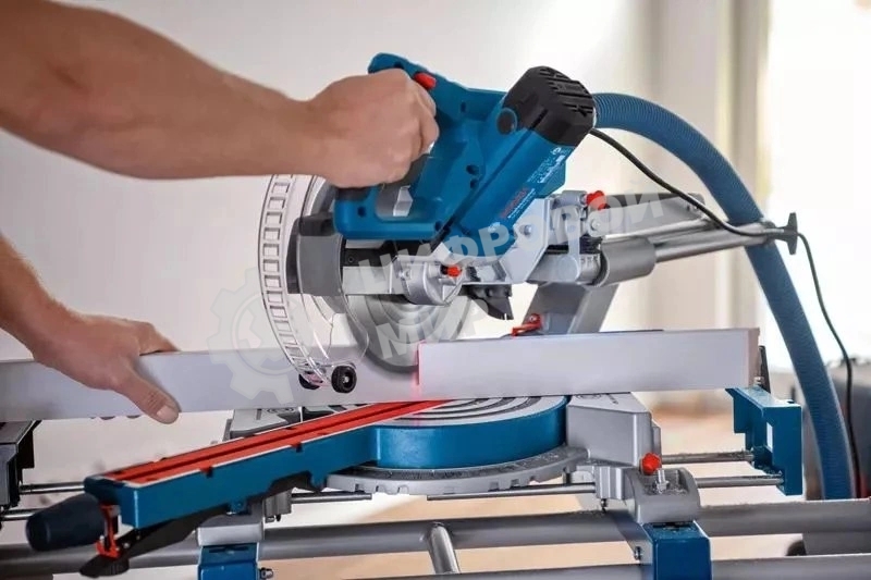 Торцовочная пила Bosch GCM 305-216 D 1200Вт 5200об/мин d=300мм