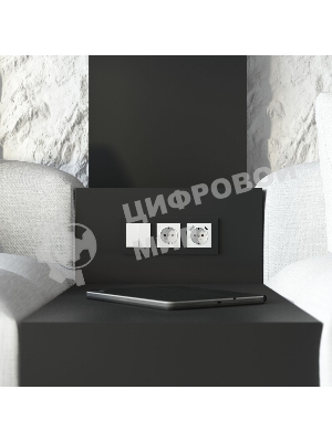 Рамка на 3 поста Senso (черный, стекло soft-touch) W0033108